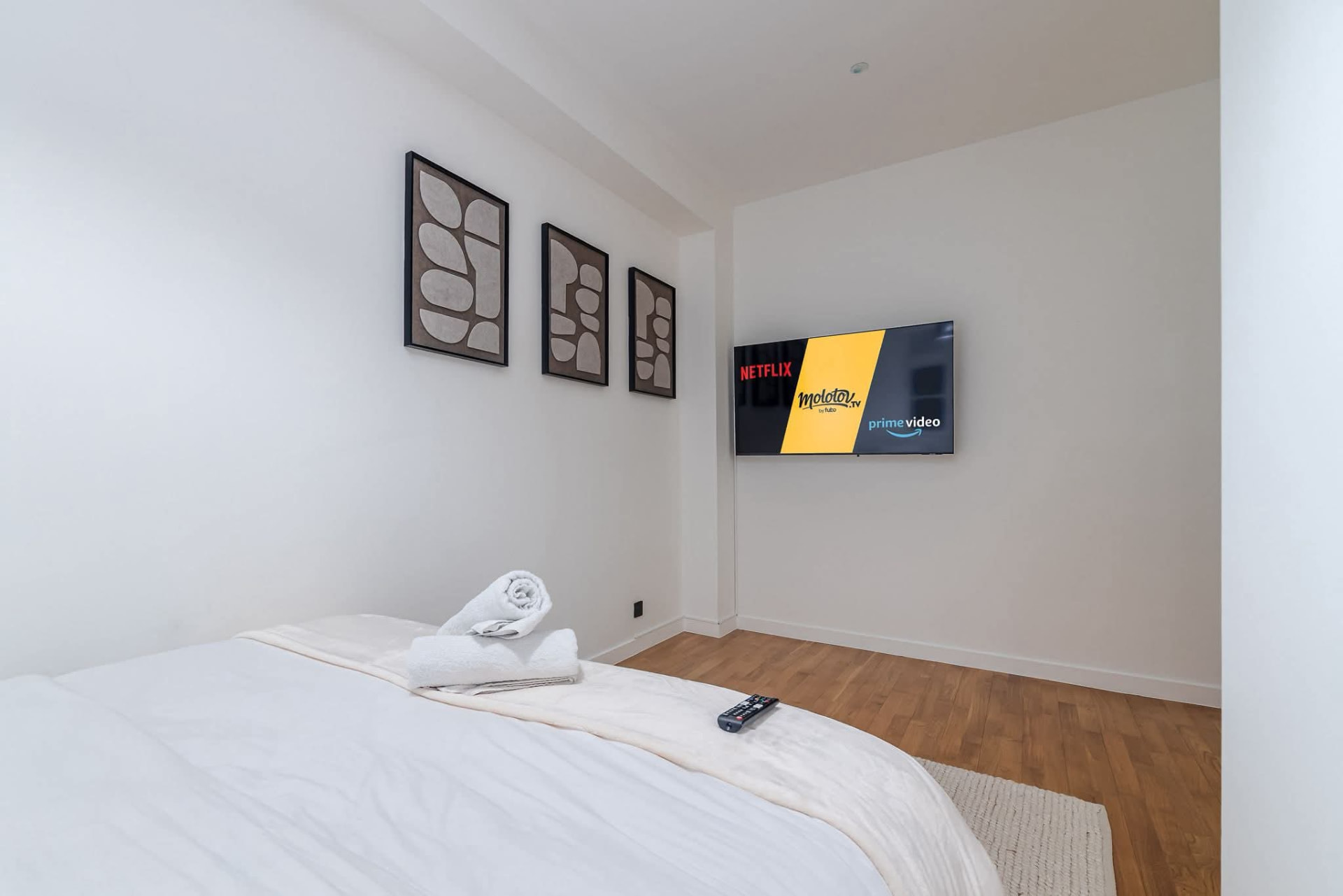 Second bedroom with double bed and wall-mounted TV — Paris 7e, Paris, France