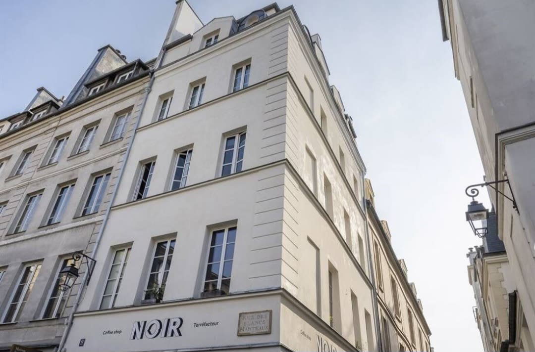 Historic Parisian building on rue des Blancs-Manteaux in Le Marais