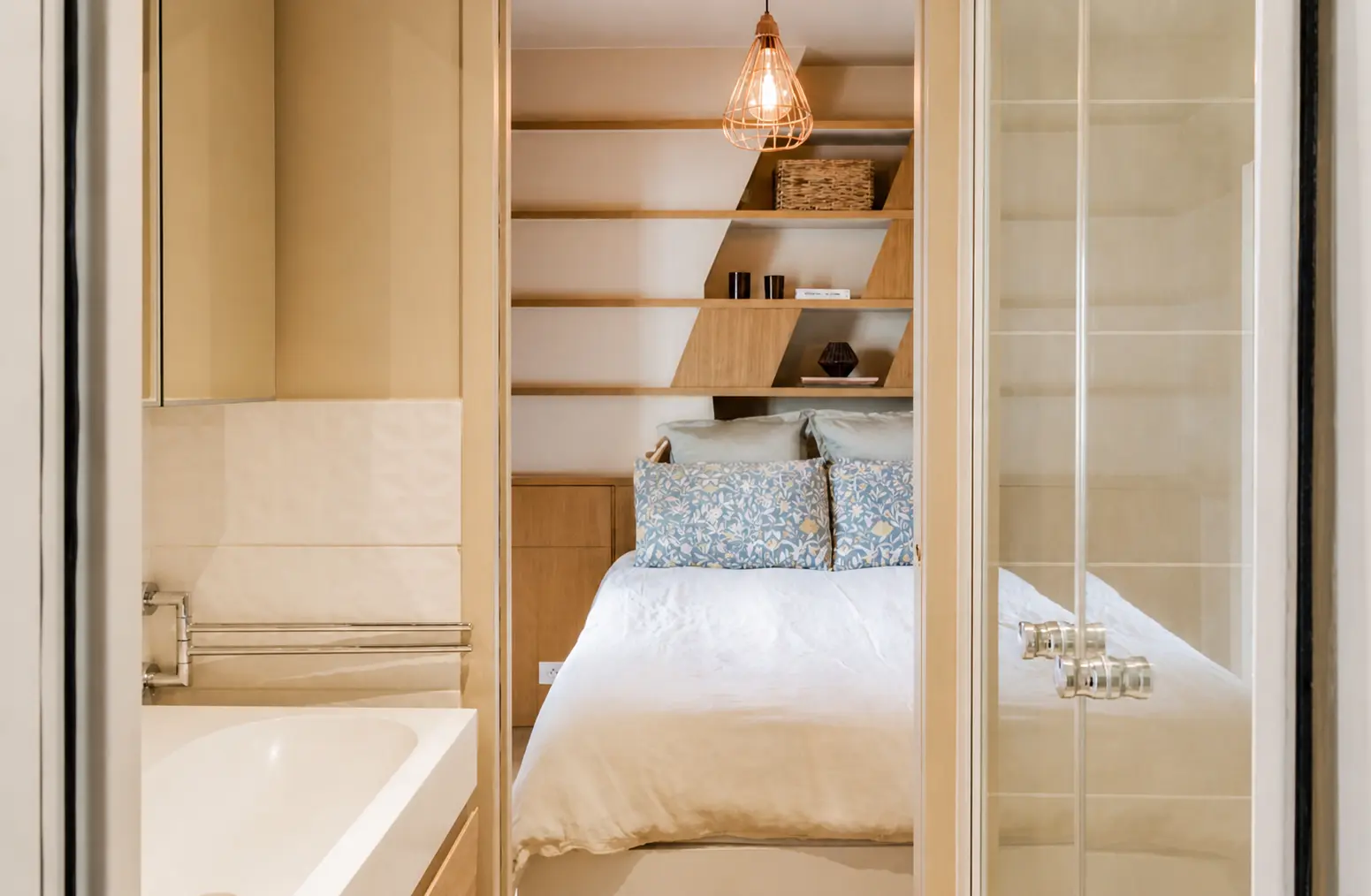 Bathroom with bathtub adjoining the sleeping area — Rue Amélie, 7e arrondissement de Paris, Paris