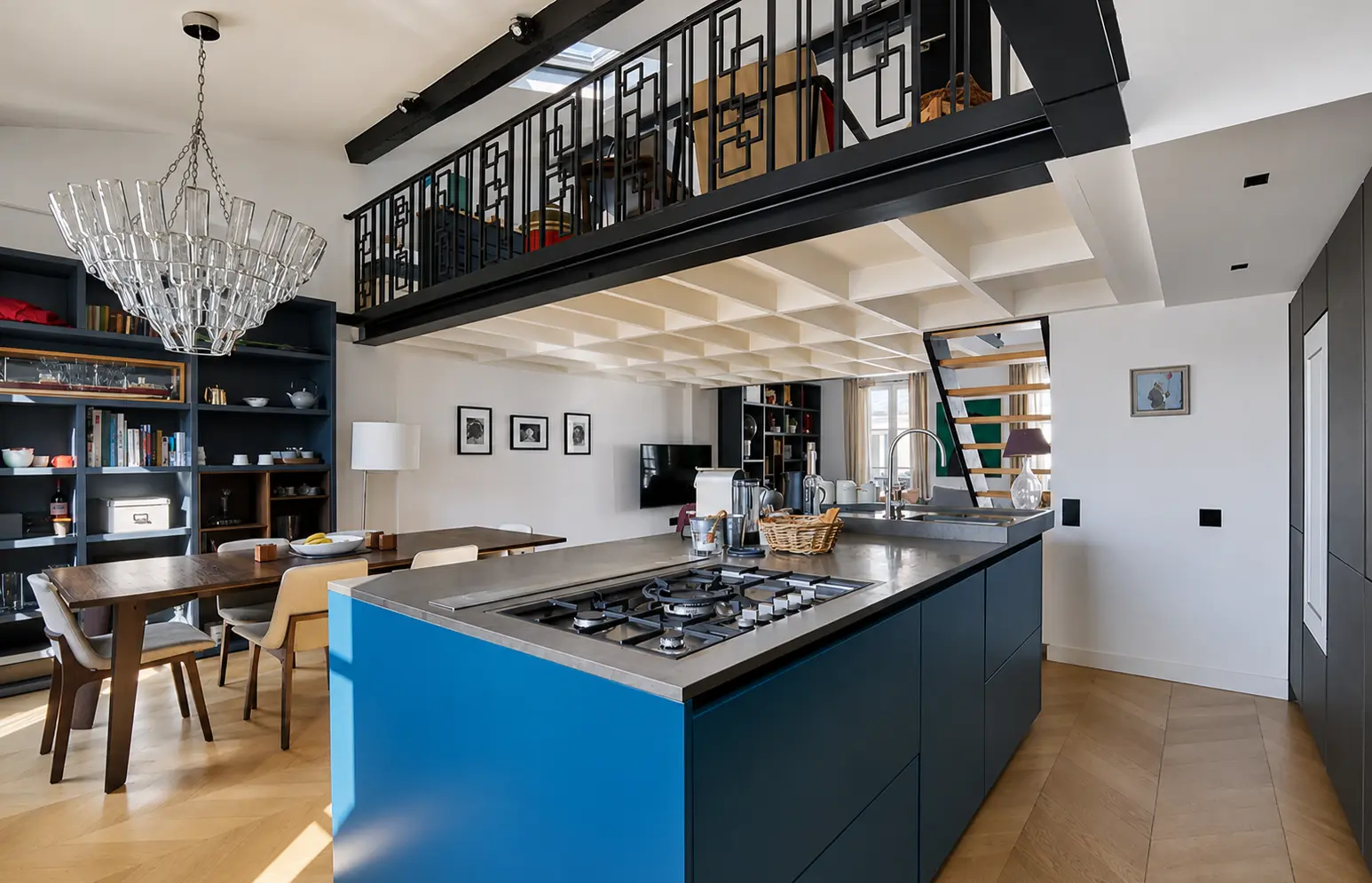 Open-plan kitchen with large central island and dining table — Saint-Dominique / Rue Cler, 7e arrondissement de Paris, Paris