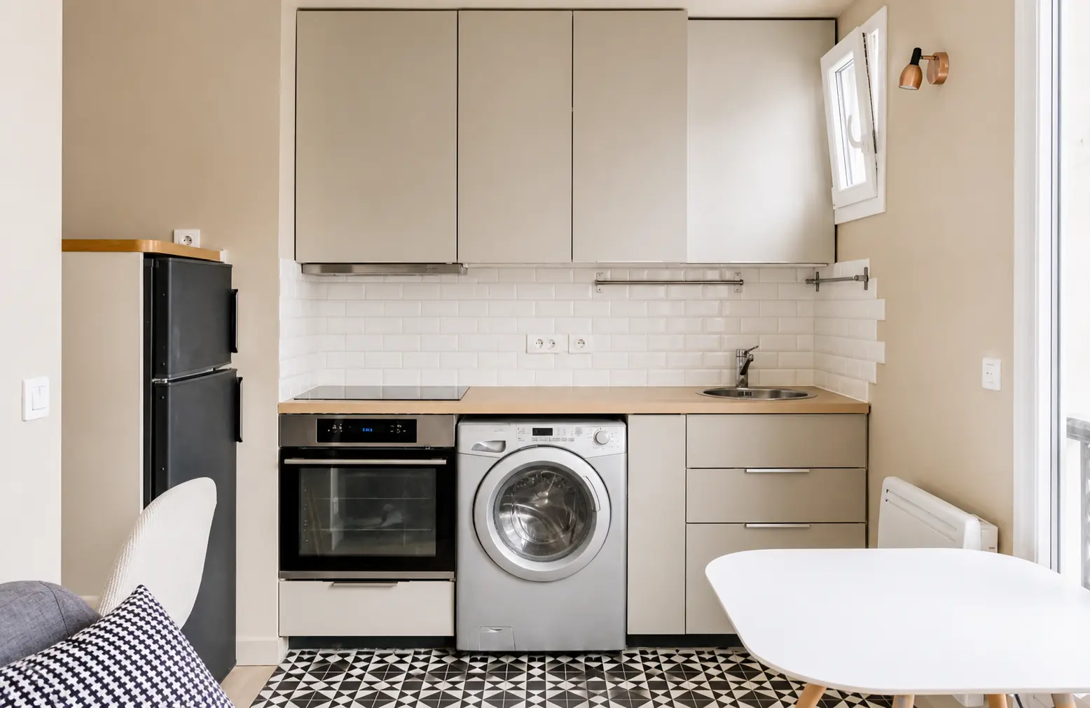 Fully equipped kitchen with oven, washing machine and patterned tiled floor — Rue Amélie, 7e arrondissement de Paris, Paris