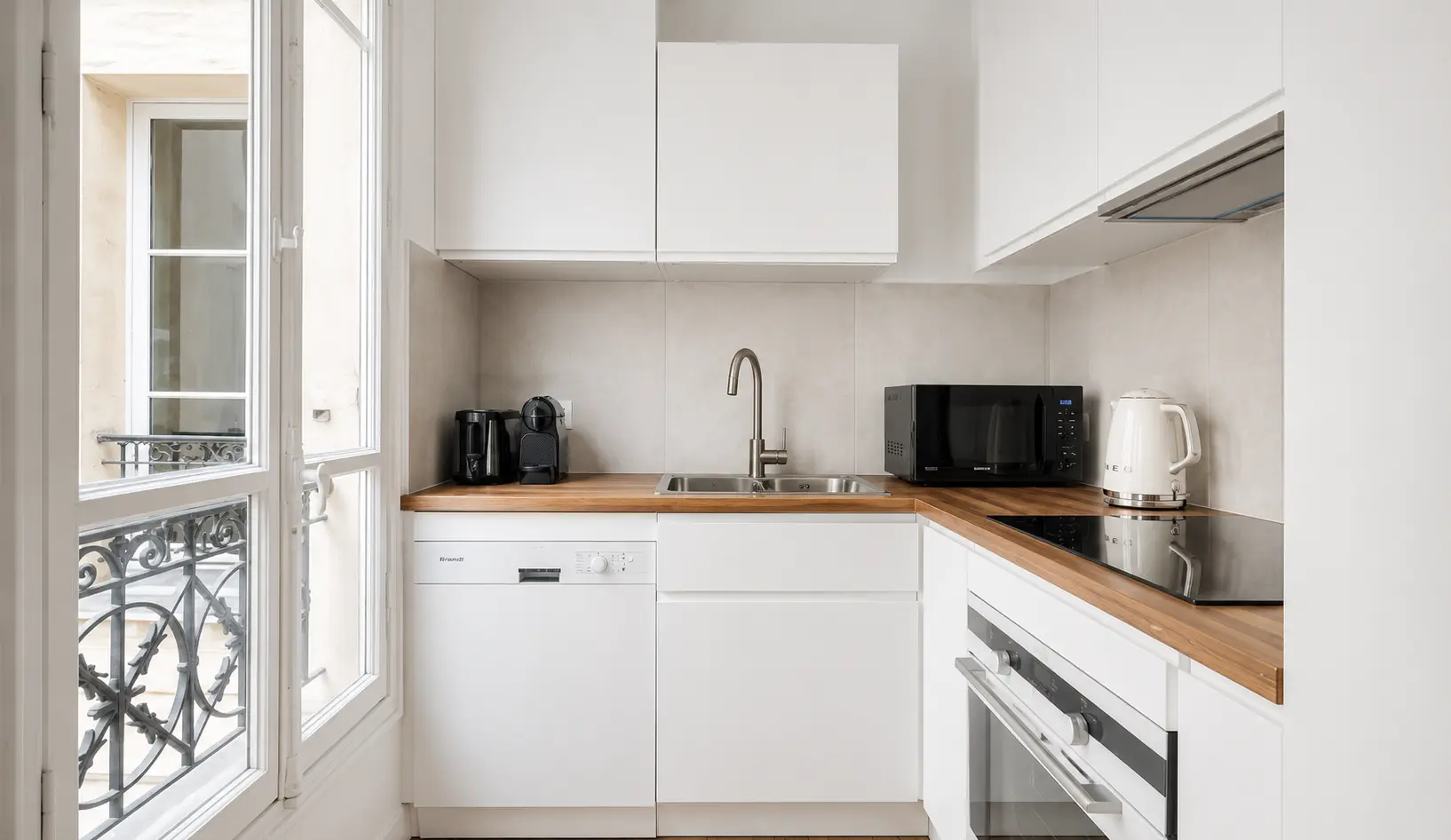 Fully equipped kitchen with wooden worktops, oven and dishwasher — Le Marais · Paris 4th, Paris, France