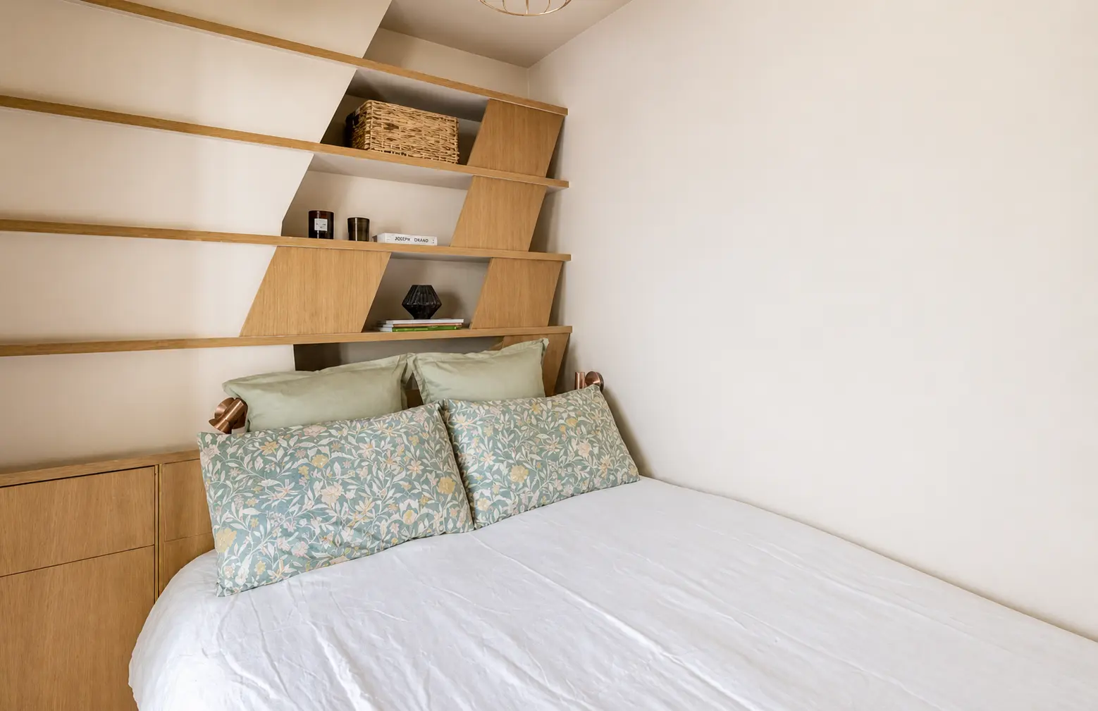 Double bed dressed in white linen beneath tailored oak joinery — Rue Amélie, 7e arrondissement de Paris, Paris
