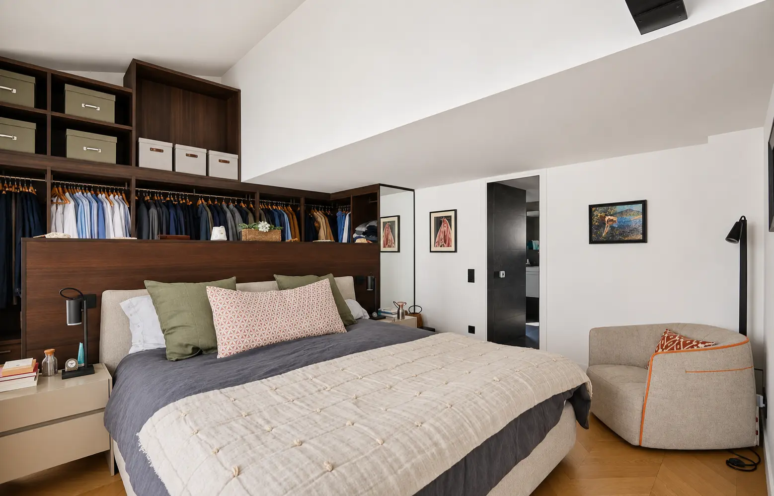Main bedroom with king bed and bespoke walnut dressing — Saint-Dominique / Rue Cler, 7e arrondissement de Paris, Paris