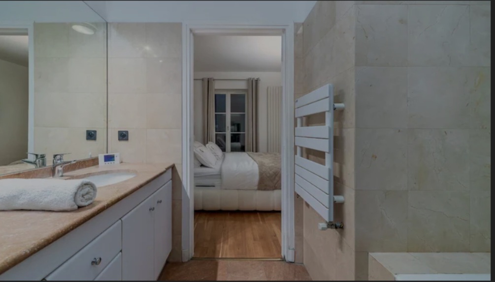 Bathroom with large vanity, mirror and heated towel rail — Paris 7e, Paris, France