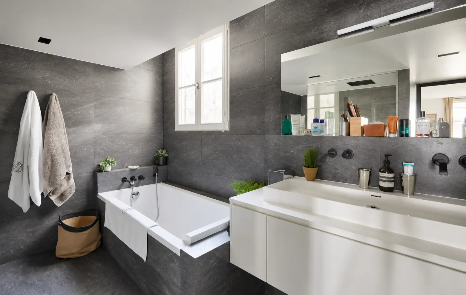 Stone bathroom with bathtub and long double vanity — Saint-Dominique / Rue Cler, 7e arrondissement de Paris, Paris