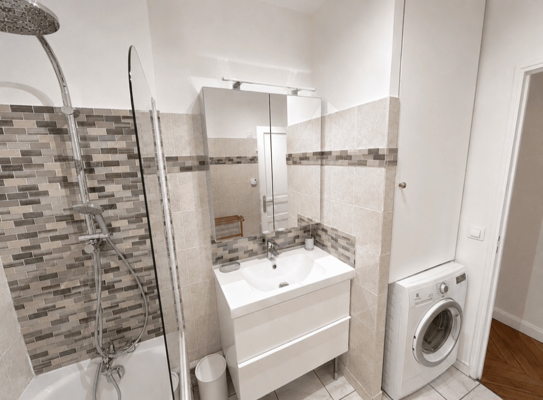 Bathroom with walk-in shower, vanity unit and washer-dryer — Le Marais · Paris 4e
