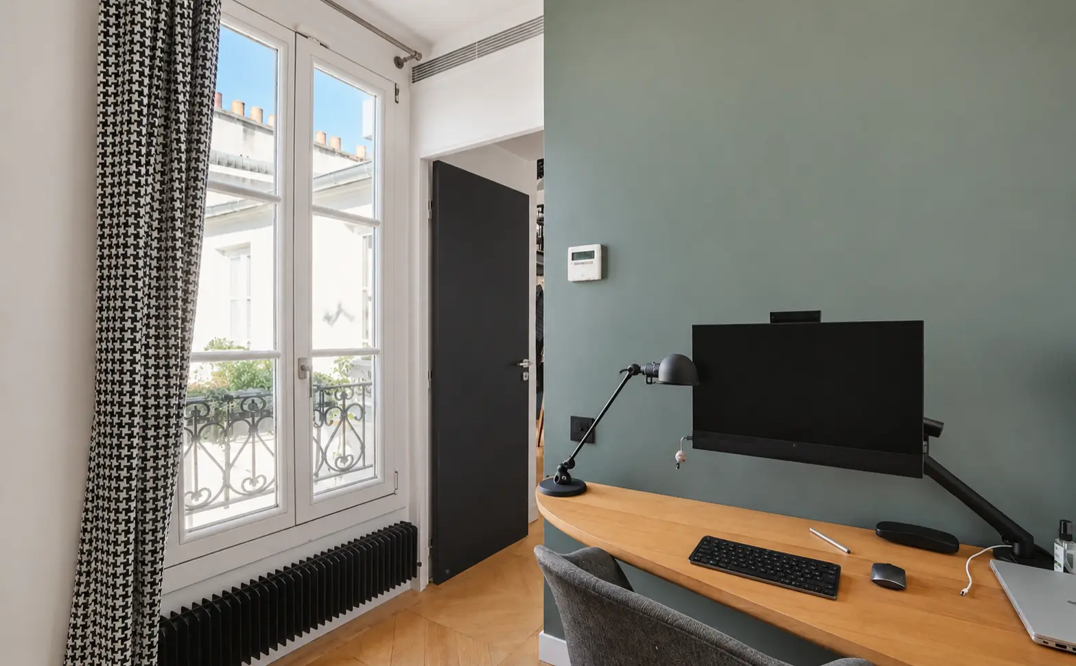 Dedicated office and workspace overlooking a wrought-iron balcony — Saint-Dominique / Rue Cler, 7e arrondissement de Paris, Paris