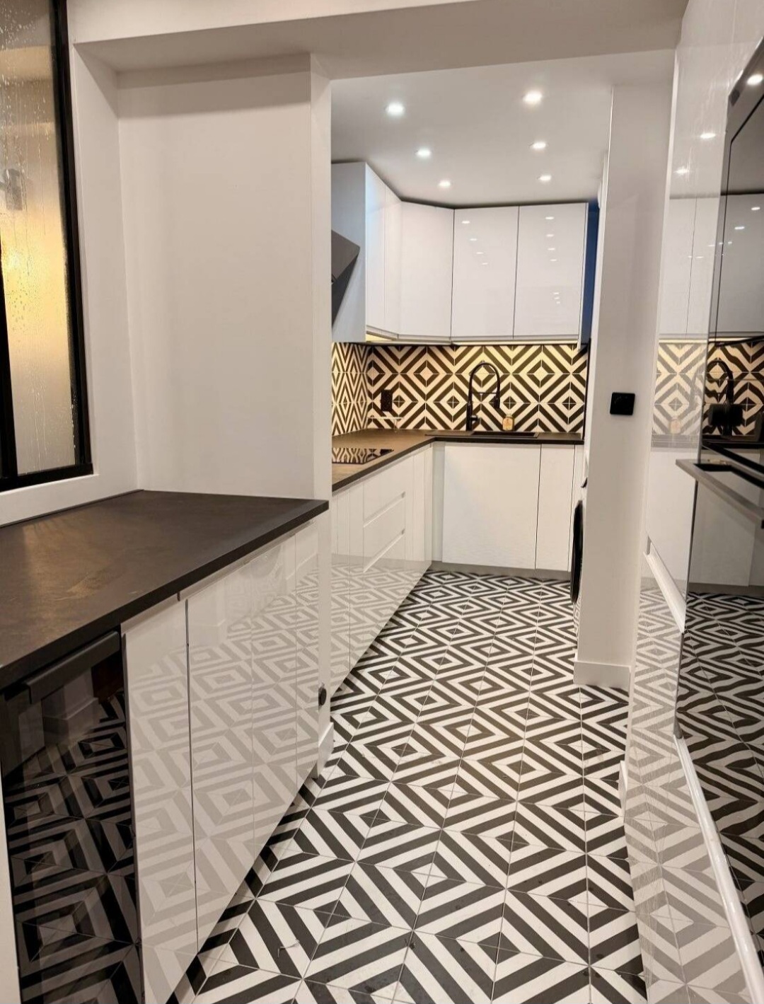 Fully equipped kitchen with graphic cement tiles, oven and dishwasher — Paris 16th · Auteuil, Paris, France