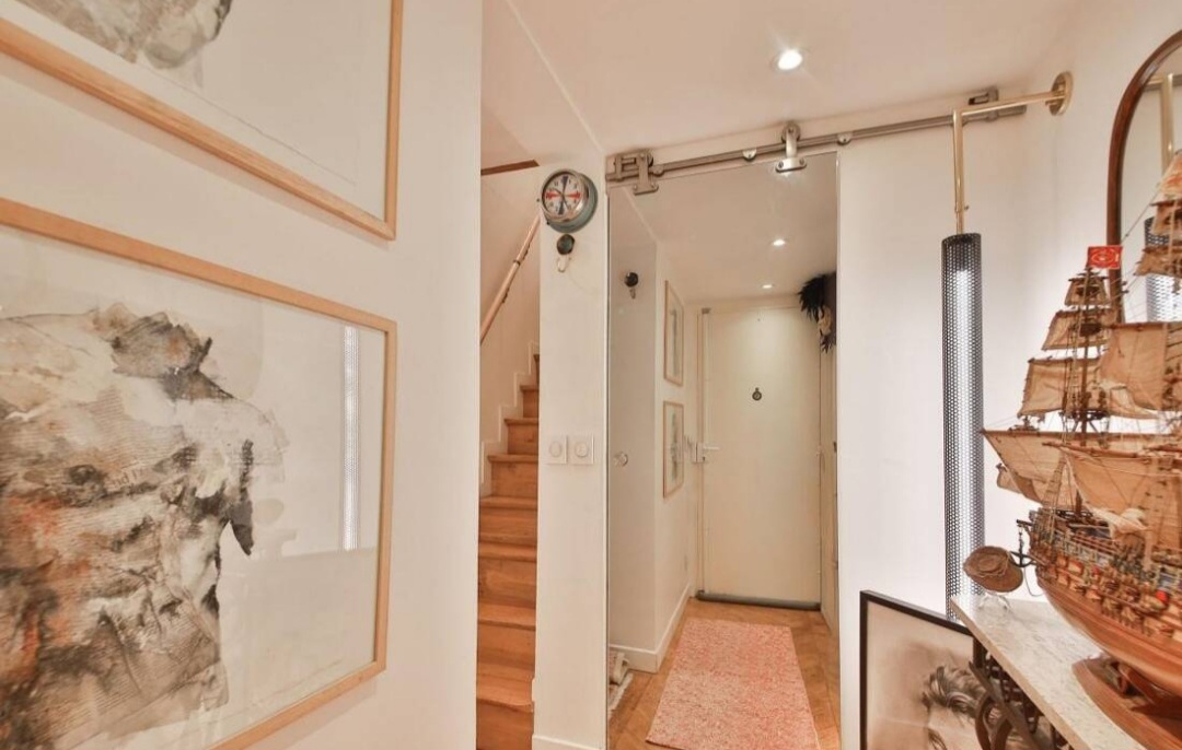Entrance hallway with staircase connecting the two levels of the duplex
