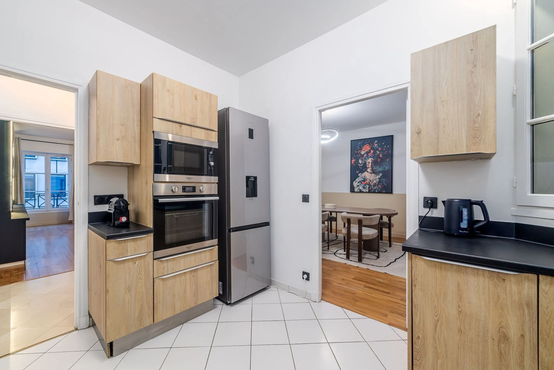 Fully equipped independent kitchen with oven, microwave and large fridge — Paris 7e, Paris, France
