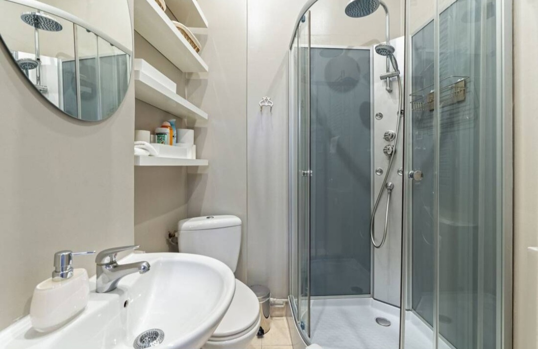 Private shower room with walk-in shower, basin and WC — Rue du Bac · Paris 7e