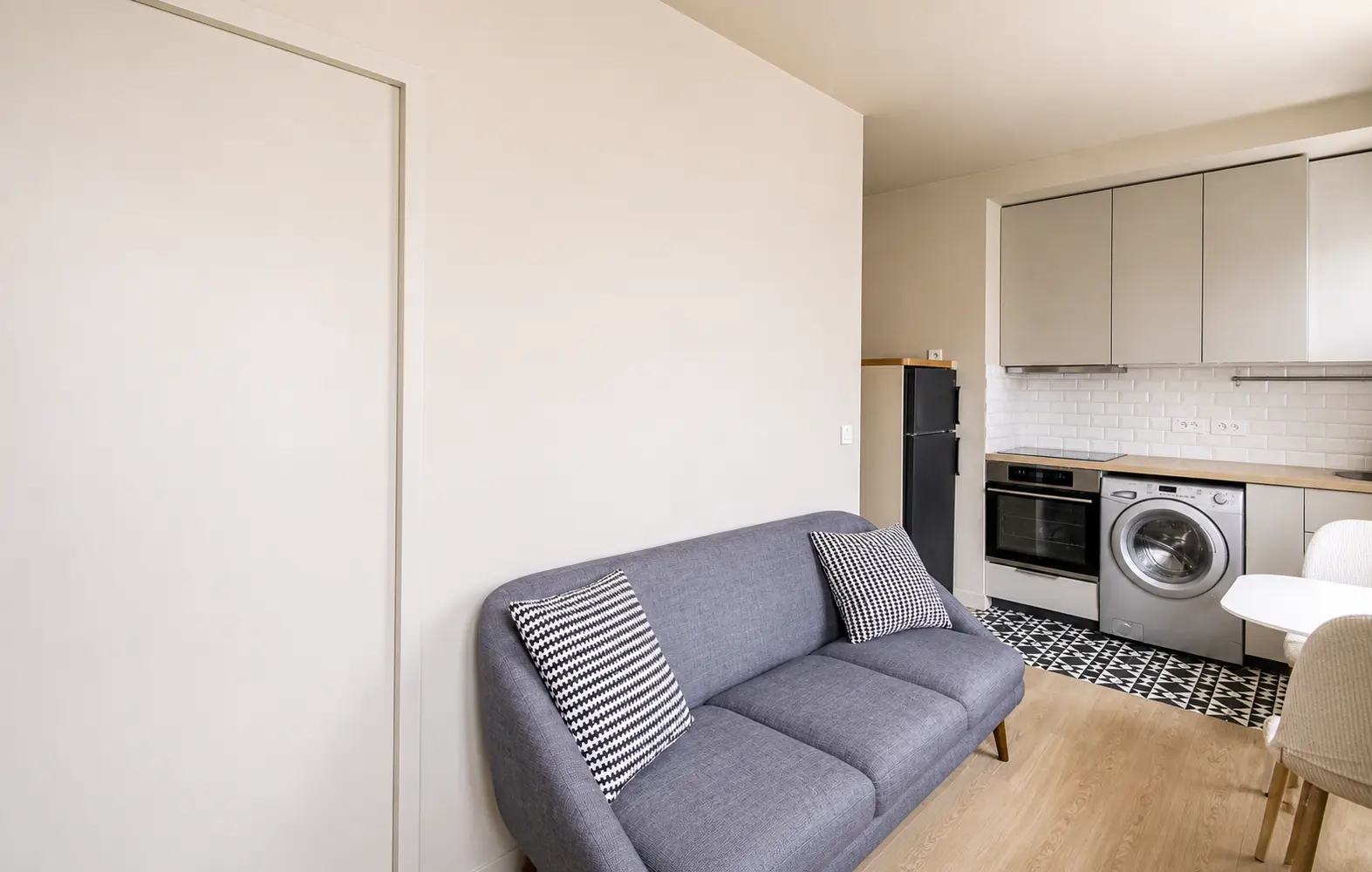 Comfortable sofa in the living area beside the kitchen — Rue Amélie, 7e arrondissement de Paris, Paris