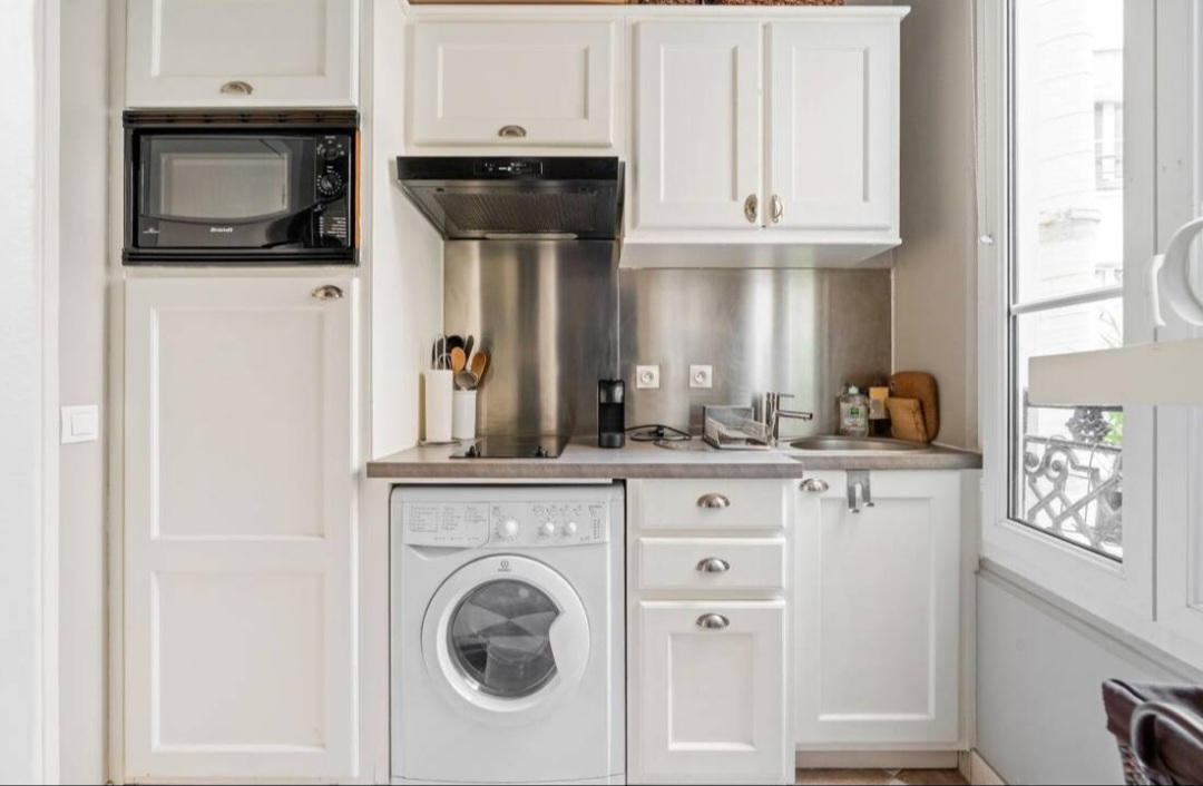 Independent fully equipped kitchen with induction hob, microwave and washing machine — Rue du Bac · Paris 7e