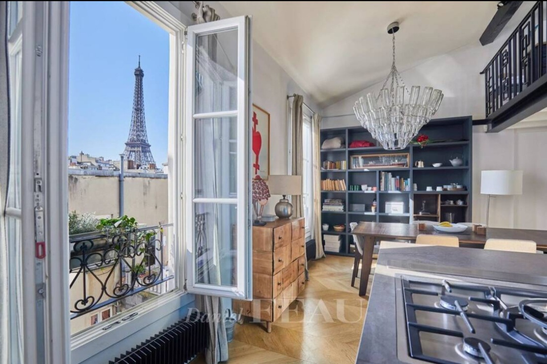 Séjour lumineux double exposition du Penthouse Vue Eiffel, mobilier design et vues sur Paris