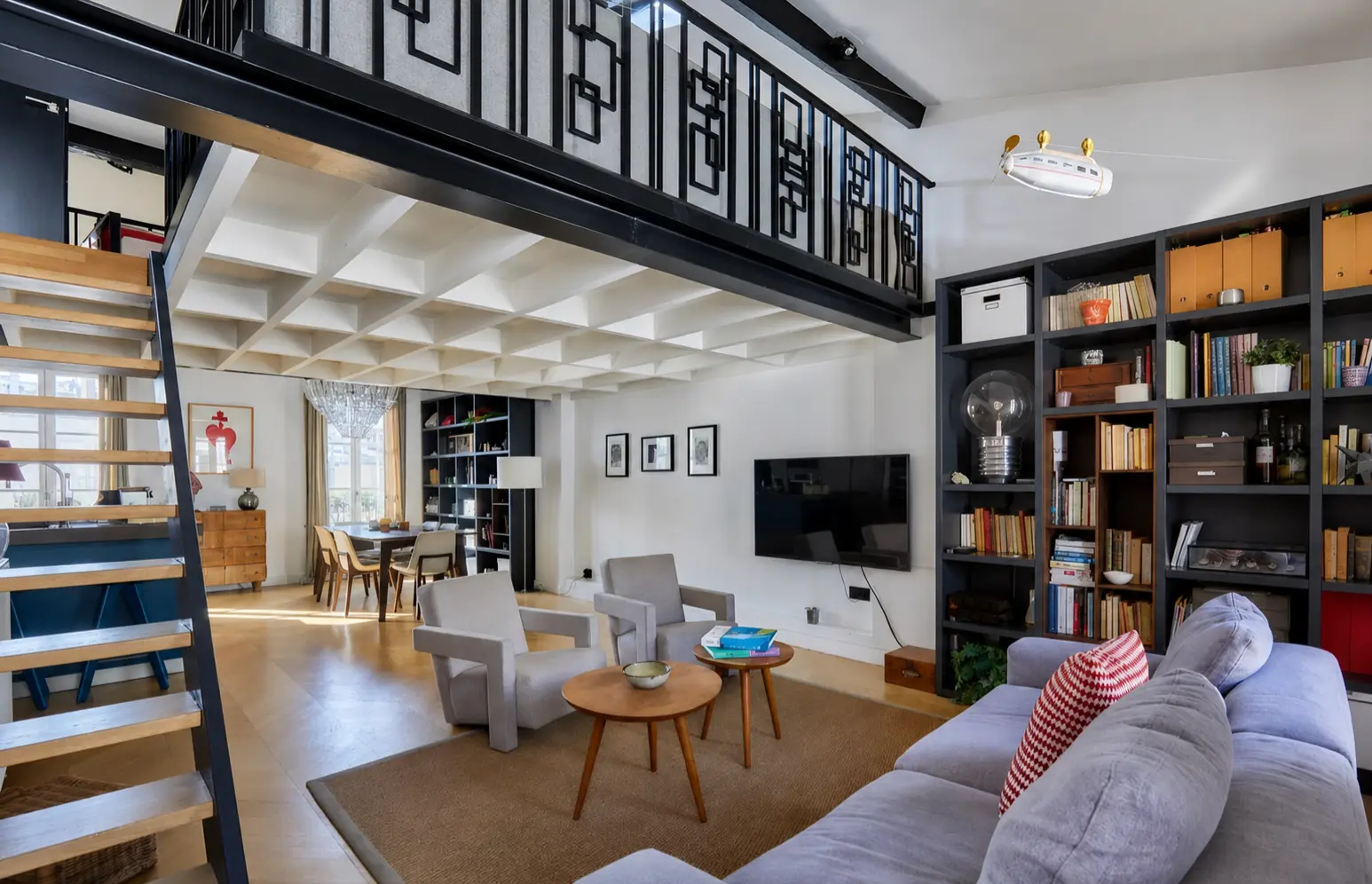 Bright double living room with parquet flooring, mezzanine and custom bookcase — Saint-Dominique / Rue Cler, 7e arrondissement de Paris, Paris