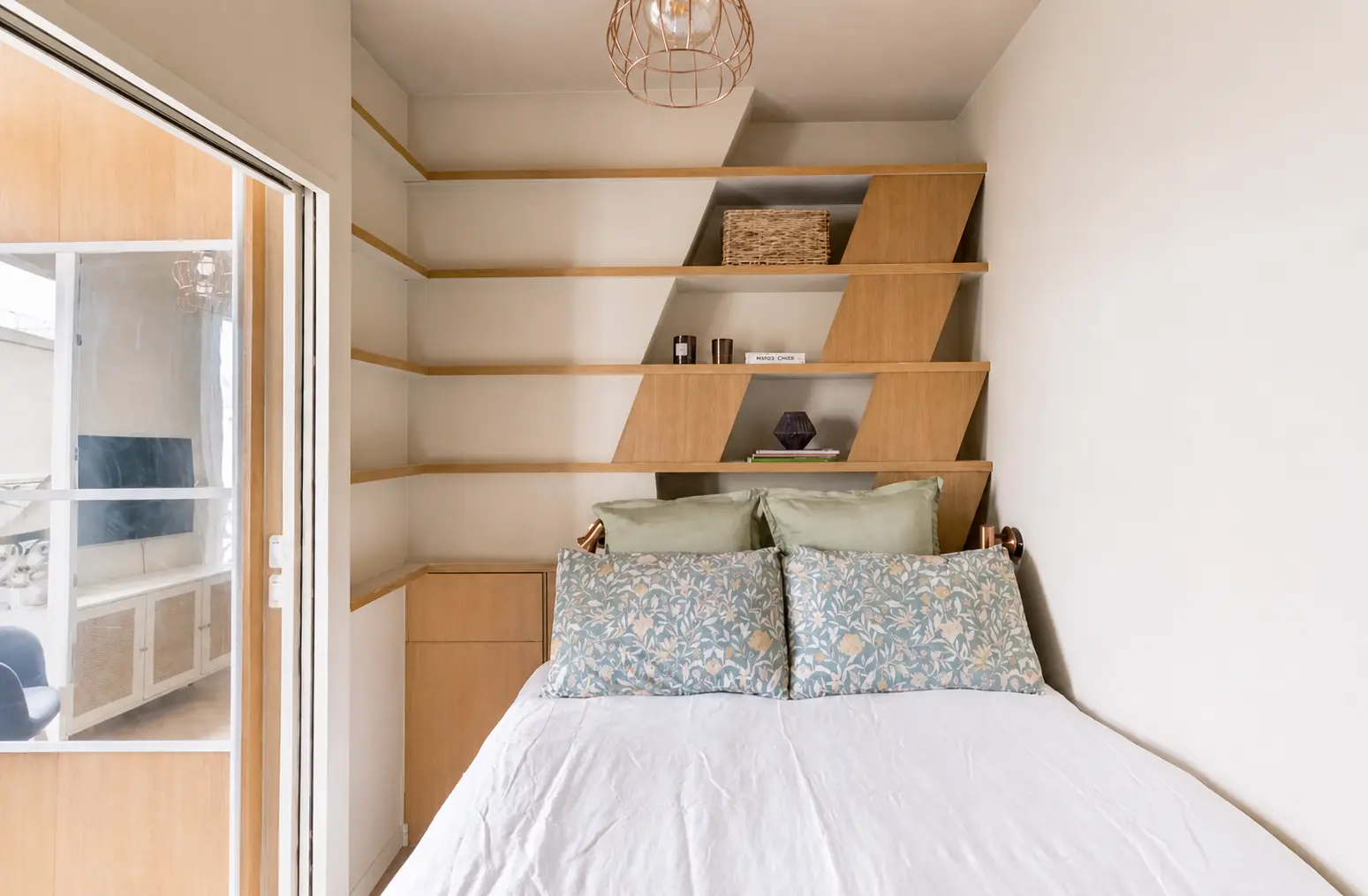 Separate sleeping area with double bed and bespoke oak shelving — Rue Amélie, 7e arrondissement de Paris, Paris
