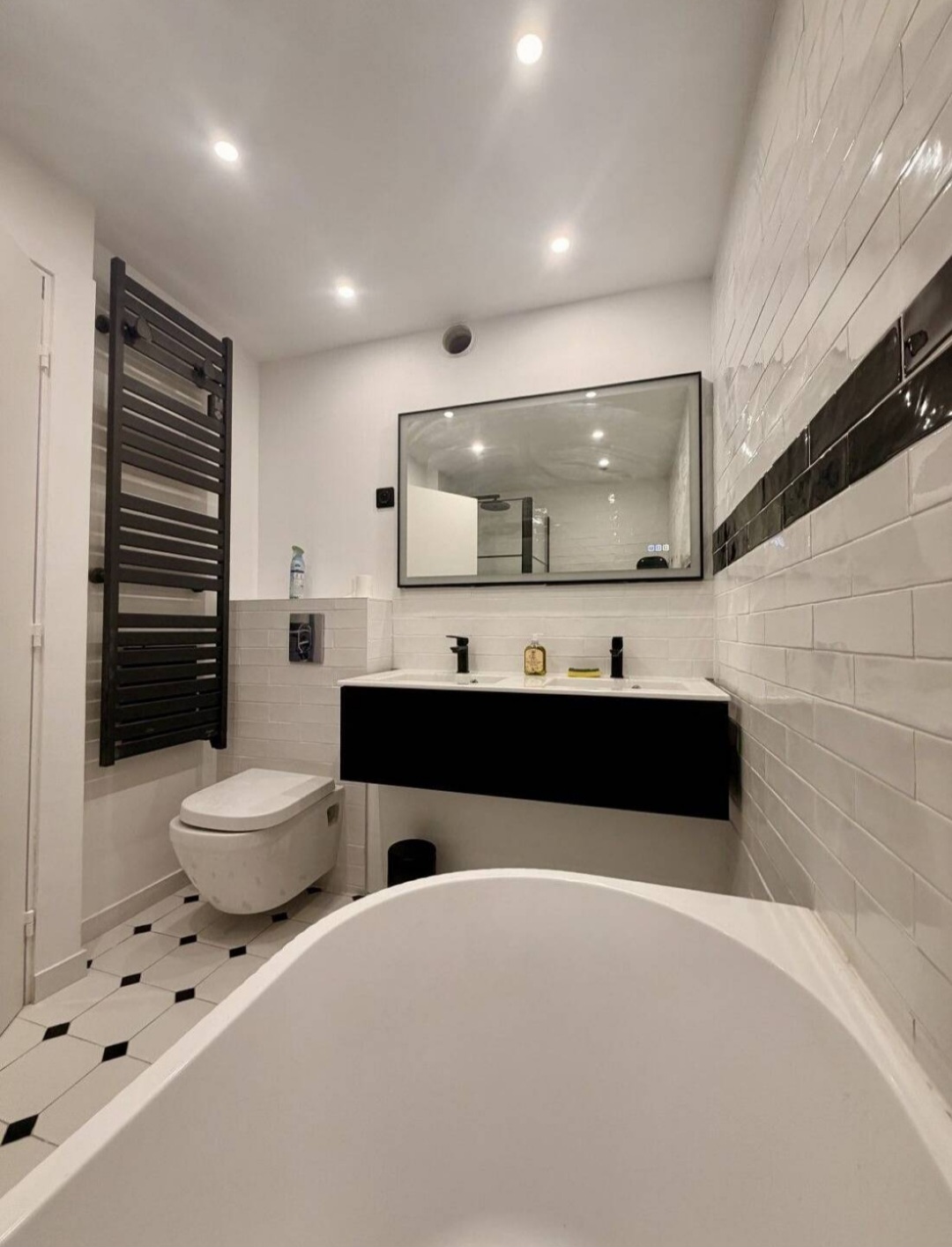 Bathroom with bathtub, double vanity and heated towel rail — Paris 16th · Auteuil, Paris, France
