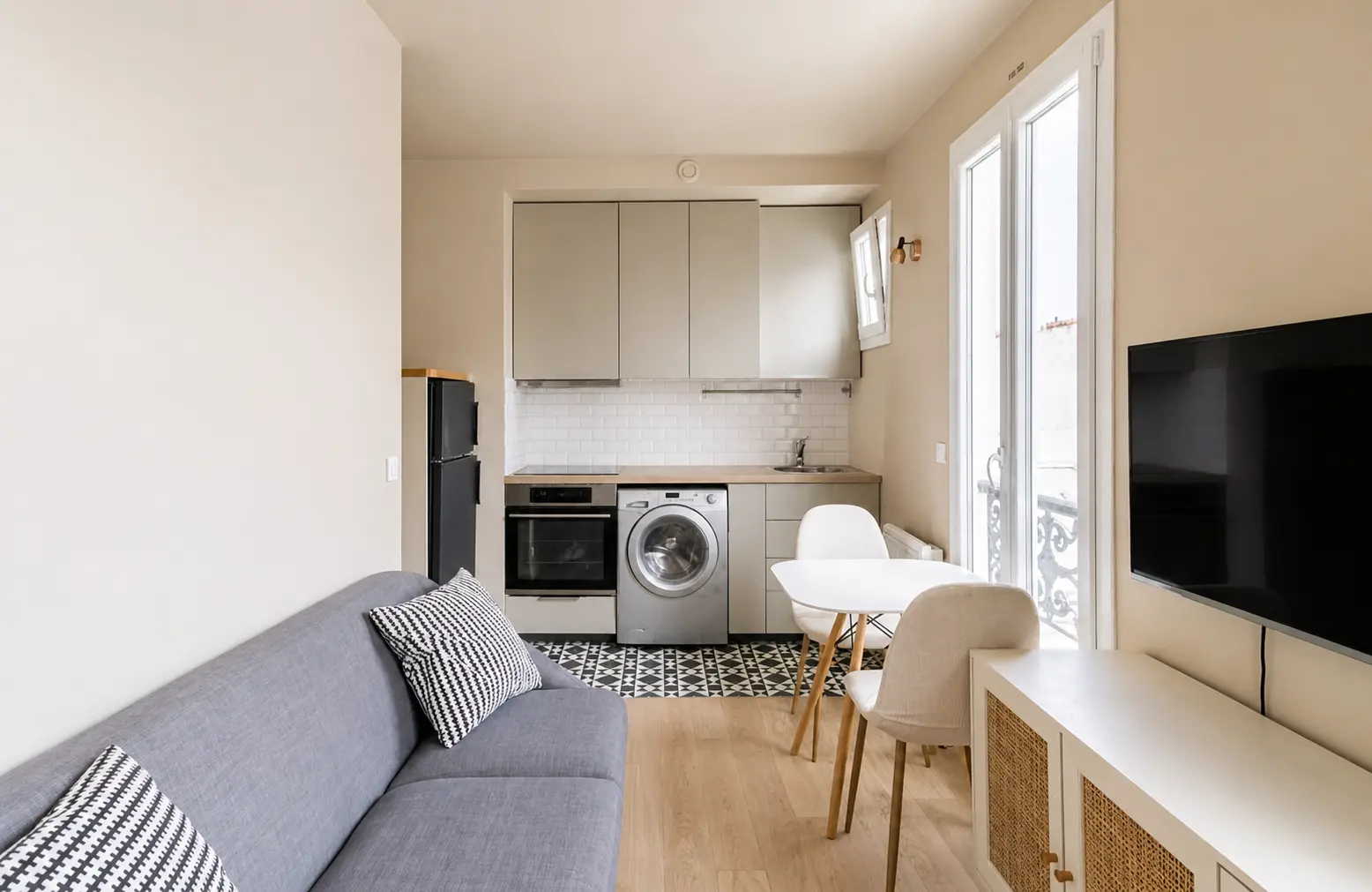Living room with sofa, dining table and fully equipped kitchen — Rue Amélie, 7e arrondissement de Paris, Paris
