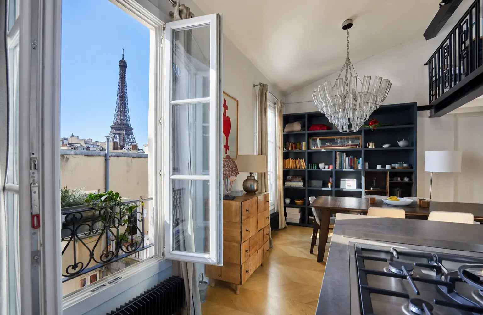 Signature Eiffel Tower View Duplex · Paris 7th — appartement de luxe à Saint-Dominique / Rue Cler, 7e arrondissement de Paris, Paris