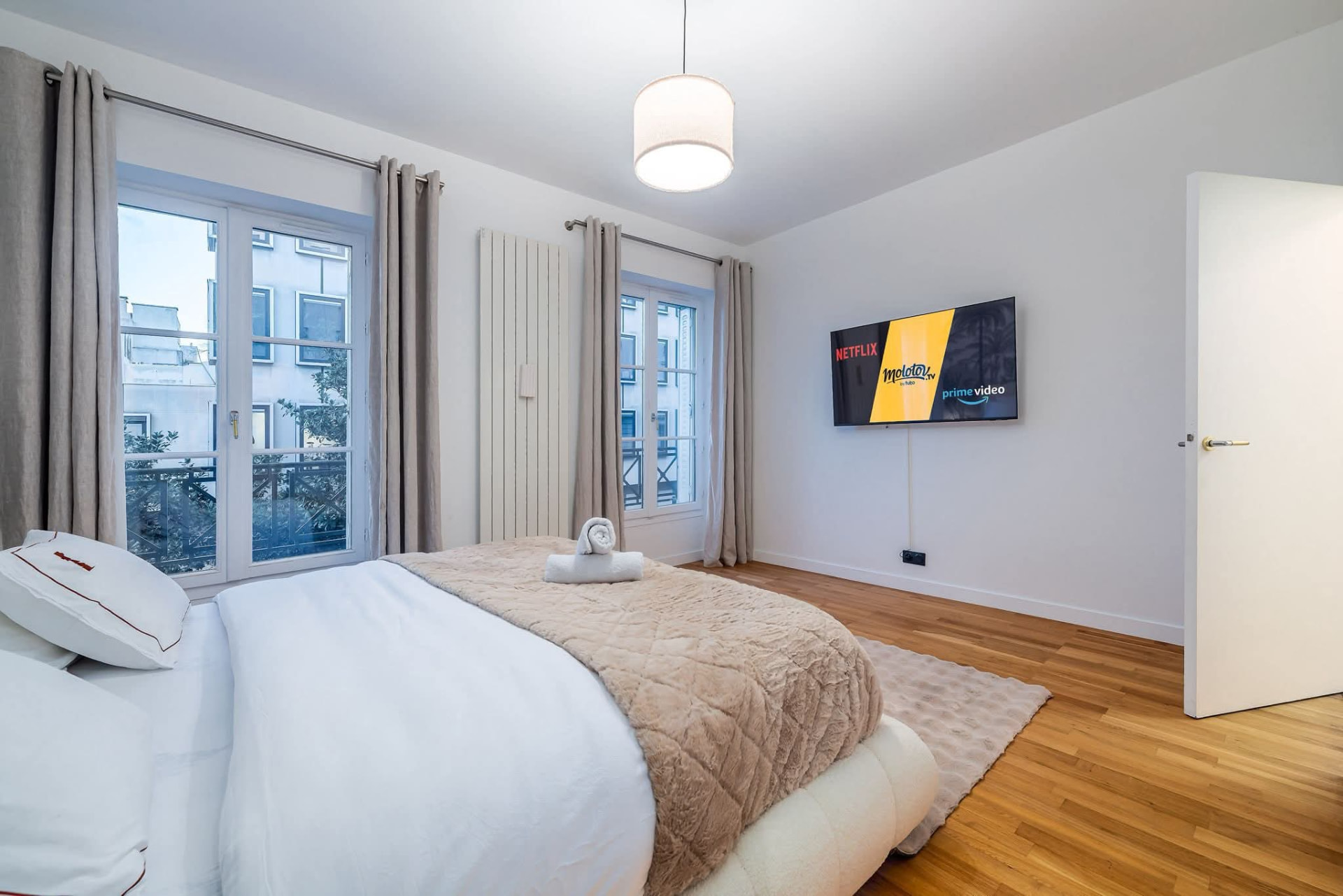 Third bedroom with double bed, French windows and TV — Paris 7e, Paris, France